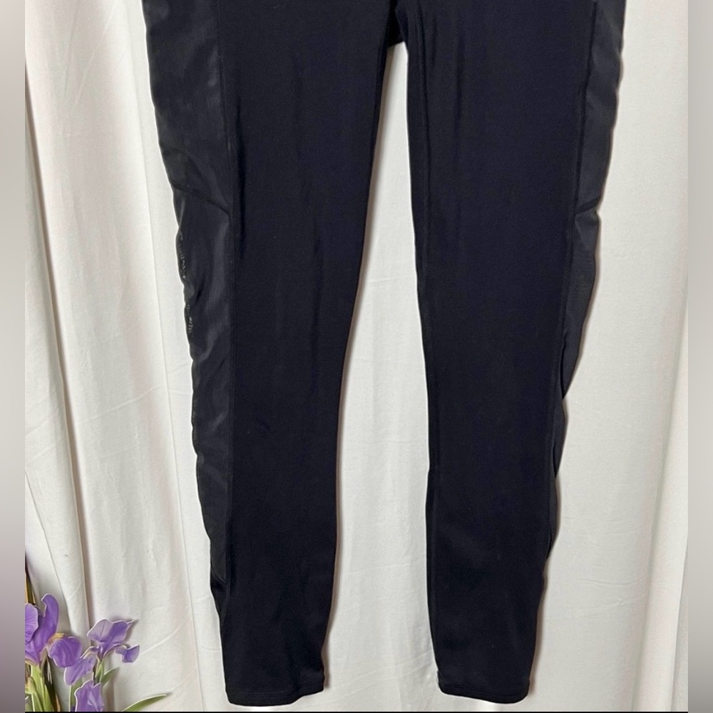Fabletics Black High-Waisted 7/8 Pocket Leggings with Mesh Sides Size Medium - Picture 3 of 8